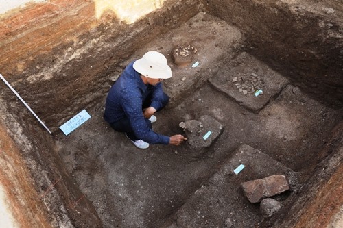 Nhà khoa học phát hiện mộ cổ của cư dân Sa Huỳnh ở Suối Chình, Lý Sơn. Ảnh: Đoàn Ngọc Khôi
