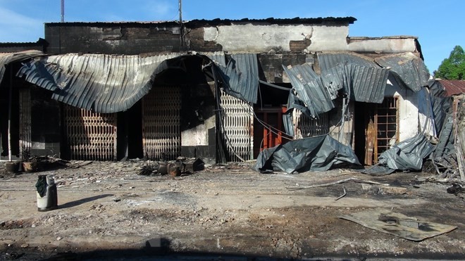 Vụ cháy đã khiến 6 người thiệt mạng, 15 căn nhà bị thiêu rụi. (Ảnh: Đậu Tất Thành/TTXVN)