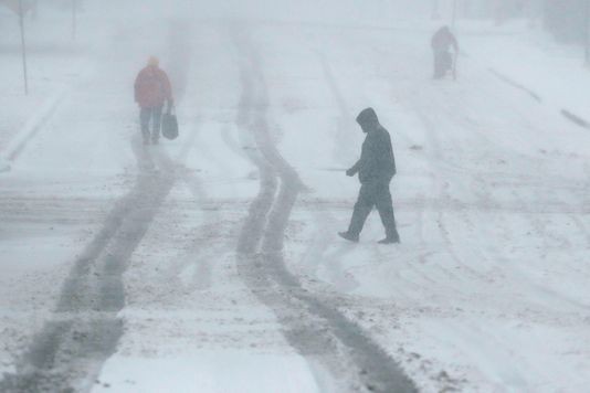 Trận bão tuyết trải dài từ phía Đông Bắc Kansas đến Chicago với sức gió 80km/h. Ảnh: AP