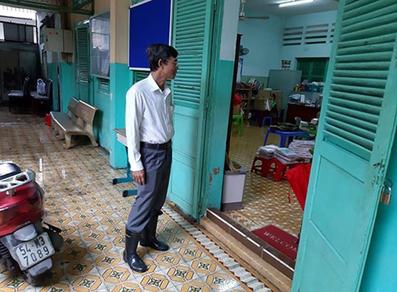 Nhiều trường học ở Sài Gòn nước ngập cả vào lớp, bùn đất khắp nơi