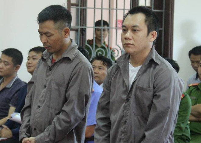 Hai tài xế Ngô Văn Sơn (trái) và Lê Ngọc Hoàng tại phiên tòa. Ảnh: N.A.