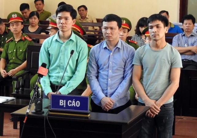 Từ trái qua: Hoàng Công Lương, Trần Văn Sơn và Bùi Mạnh Quốc. Ảnh: TAND TP Hòa Bình