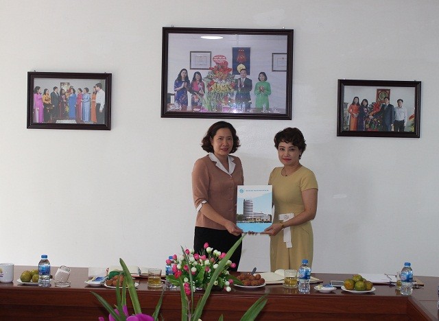 Đồng chí Lê Kim Anh, Chủ tịch Hội LHPN Hà Nội trao quyết định bổ nhiệm Tổng biên tập báo Phụ nữ Thủ đô cho đồng chí Lê Quỳnh Trang 
