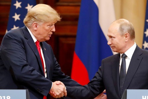 Tổng thống Mỹ Donald Trump (trái) và Tổng thống Nga Vladimir Putin gặp mặt ở Helsinki - Phần Lan hồi tháng 7-2018. Ảnh: REUTERS