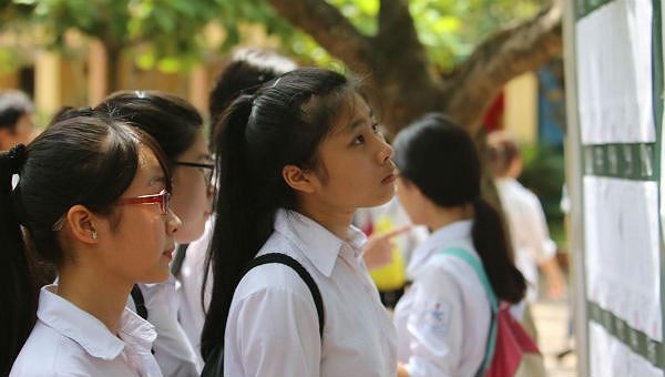 Điểm chuẩn lớp 10 ở Hà Nội: Trường tốp đầu giảm mạnh