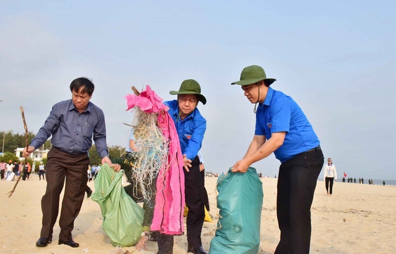 Lãnh đạo tỉnh Thừa Thiên - Huế xuống đường nhặt rác cùng người dân