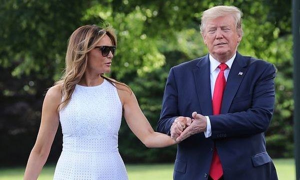 Vợ chồng Tổng thống Trump tươi cười rạng rỡ, tay trong tay một cách tình tứ