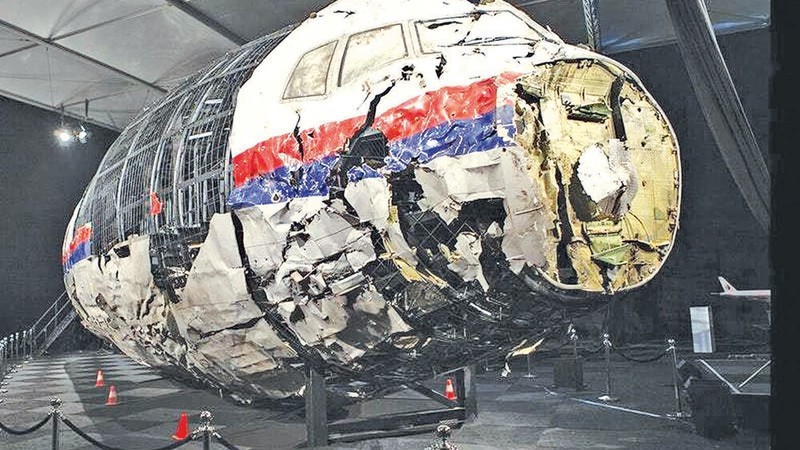 Mô hình máy bay MH17 được dựng lại từ những mảnh vụn được tìm thấy. (Nguồn: Daily News)