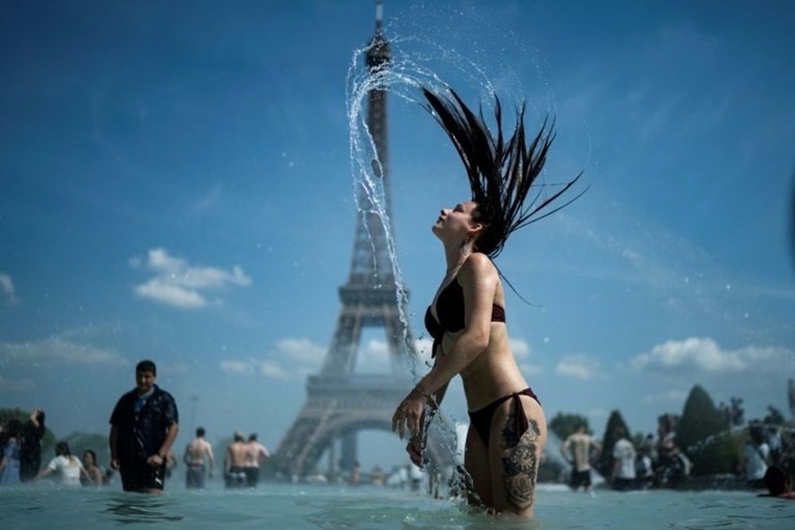 Người dân Paris, giống như nhiều nơi khác ở Châu Âu, tập trung tại các bể bơi công cộng vì nắng nóng. Ảnh: AFP.