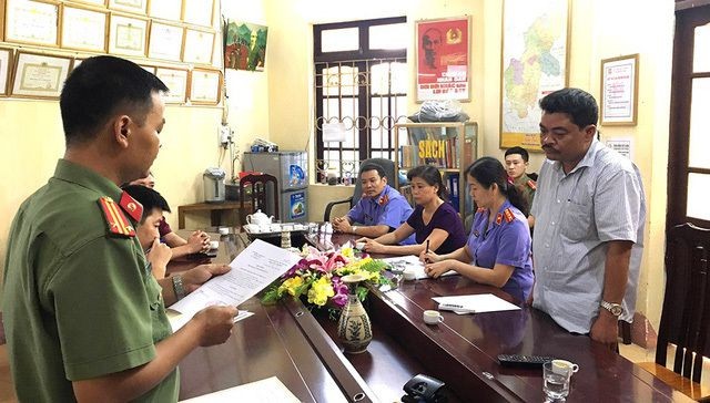 Bị can Nguyễn Thanh Hoài nghe đọc quyết định Khởi tố bị can, bắt tạm giam (Ảnh: Công an tỉnh Hà Giang).