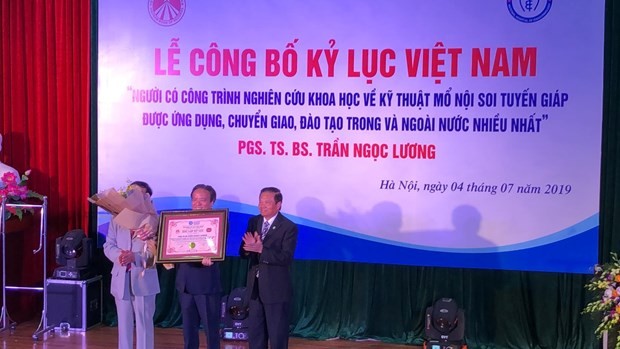 Tổ chức Kỷ lục Việt Nam (Vietkings) trao chứng nhận kỷ lục Việt Nam cho phó giáo sư Trần Ngọc Lương