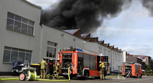 Lực lượng cứu hỏa nỗ lực kiểm soát đám cháy ở chợ Đồng Xuân tại Berlin. Ảnh: Reuters.