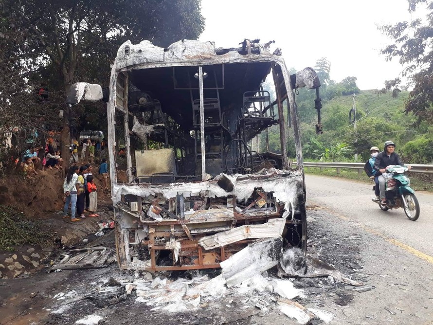 Kon Tum: Xe khách cháy rụi giữa Đèo Lò Xo, 35 hành khách thoát nạn