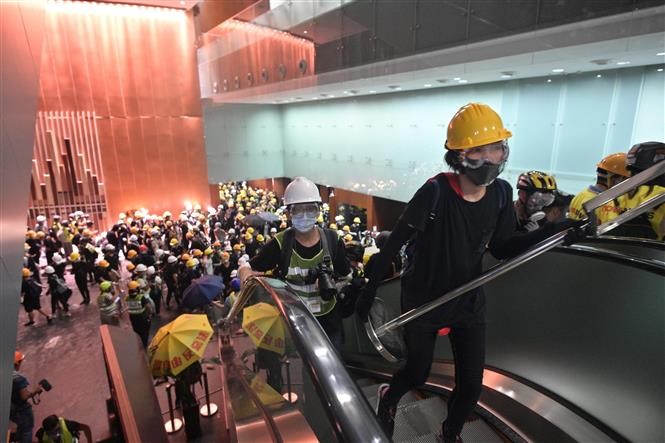 Những người biểu tình quá khích tràn vào tòa nhà cơ quan lập pháp ở Hong Kong, Trung Quốc, ngày 1/7. Ảnh: AFP