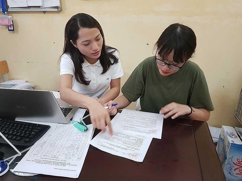 Em Nguyễn Bảo Ngọc (Trường THPT Phạm Hồng Thái, Ba Đình, Hà Nội) gặp trục trặc khi đăng ký điều chỉnh nguyện vọng trực tuyến, phải đến trường nhờ thầy cô điều chỉnh nguyện vọng bằng phiếu