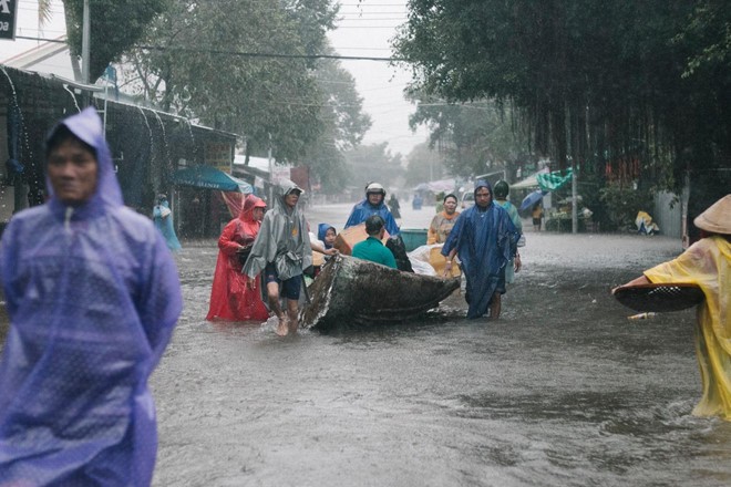 Mưa lớn tại Phú Quốc gây ngập lụt nghiêm trọng, lượng mưa vượt mức lịch sử trong vòng 22 năm trở lại đây. Ảnh: Phan Thừa.