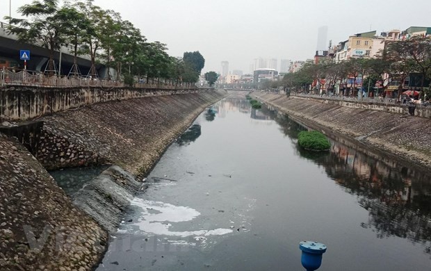 Vì sao sau 3 thập kỷ nỗ lực ‘giải cứu,’ sông Tô Lịch vẫn… bẩn?