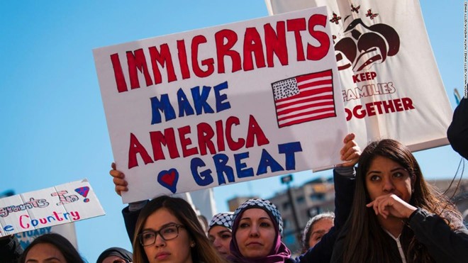 Người biểu tình phản đối chính quyền Mỹ siết chặt vấn đề nhập cư. Ảnh: AP.