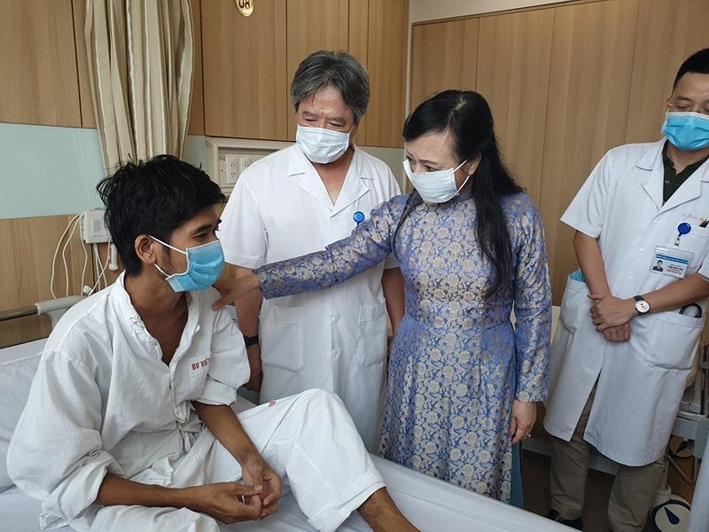 Bộ trưởng Bộ Y tế Nguyễn Thị Kim Tiến thăm một bệnh nhân được ghép tạng trong "tuần ghép tạng" tại BV Hữu nghị Việt Đức. Ảnh: Bộ Y tế