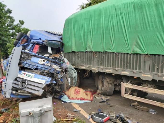 Hiện trường vụ tai nạn khiến tài xế xe tải tử vong