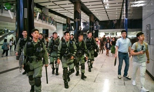 Cảnh sát chống bạo động Hong Kong tuần tra ga tàu điện ngầm hôm nay. Ảnh: AFP.
