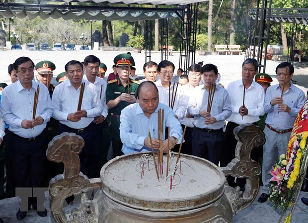Thủ tướng Nguyễn Xuân Phúc dâng hương tại Nghĩa trang liệt sỹ quốc gia Trường Sơn. (Ảnh: Thống Nhất/TTXVN)