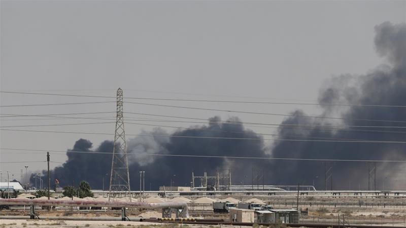 Khói bốc lên sau đám cháy ở cơ sở của Aramco ở thành phố Abqaib, Saudi Arabia. Ảnh: Reuters
