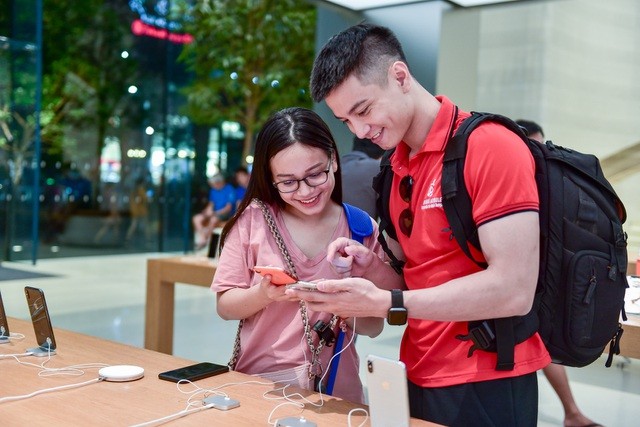 Dân 'săn' iPhone 11 khắp châu Á đổ về Singapore chực chờ trước cửa Apple Store