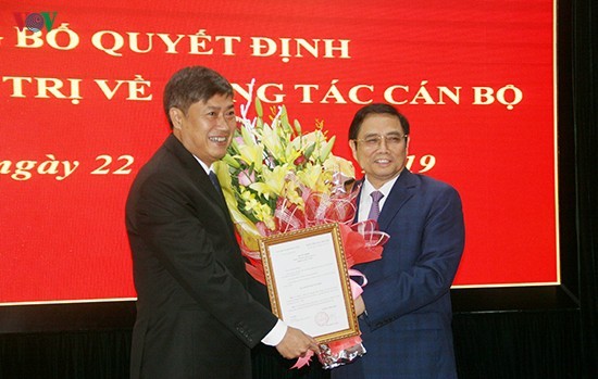Ông Phạm Minh Chính trao quyết định chuẩn y cho ông Nguyễn Hữu Đông, tân Bí thư tỉnh ủy Sơn La, nhiệm kỳ 2015 - 2020.