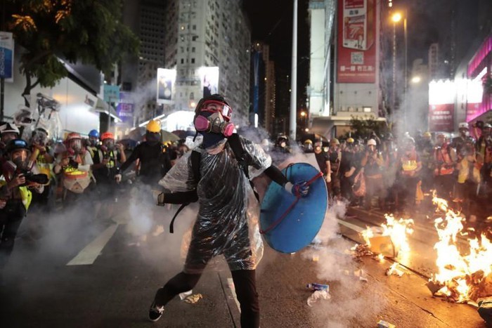 Cảnh sát Hong Hong dùng hơi cay, vòi rồng giải tán biểu tình