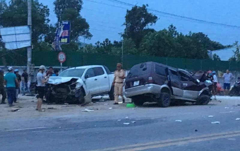 Hà Tĩnh: 2 ô tô tông nhau trực diện, 9 người bị thương