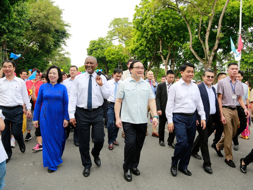 Lãnh đạo TP Hà Nội cùng các đại biểu đi bộ chào mừng kỷ niệm 20 năm Hà Nội được UNESCO vinh danh ''Thành phố vì hòa bình''