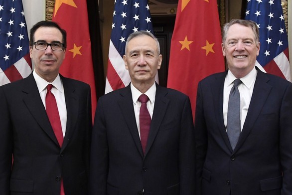 Phó thủ tướng Trung Quốc Lưu Hạc (giữa) trong một cuộc gặp với các quan chức cấp cao Mỹ tại Trung Quốc. Ảnh: AFP.
