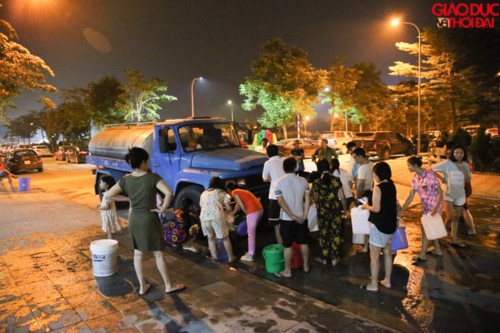 Người dân Hà Nội xếp hàng nhận nước sạch trong đêm
