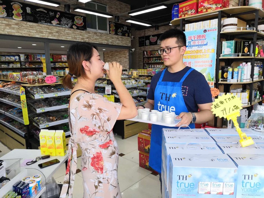 Người dân Trung Quốc thưởng thức sữa TH True Milk 