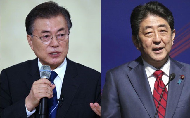 Tổng thống Hàn Quốc Moon Jae-in (trái) và Thủ tướng Nhật Bản Shinzo Abe. Ảnh: Straits Times.