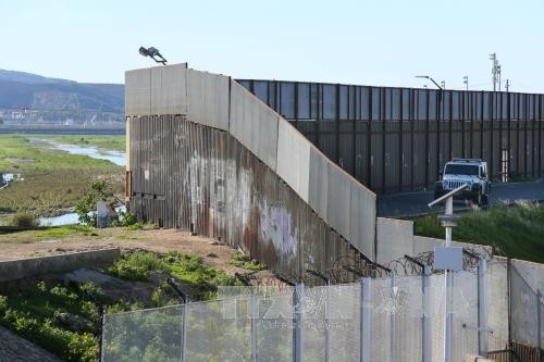 Bức tường biên giới Mỹ-Mexico tại San Ysidro, California, Mỹ ngày 25/1. Ảnh: AFP