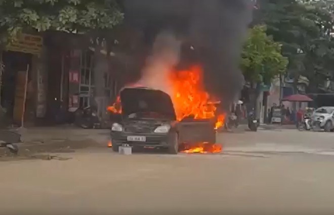 Một ô tô bốc cháy dữ dội ở Thanh Hóa chưa rõ nguyên nhân