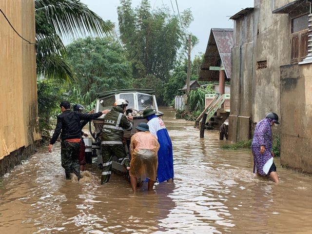 Hỗ trợ di dời và đưa người dân trong vùng ngập lụt tới khu vực an toàn