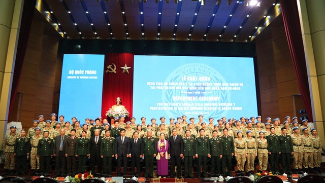 Thượng tướng Nguyễn Chí Vịnh và các đại biểu chụp ảnh cùng các cán bộ, nhân viên BVDC2.2.