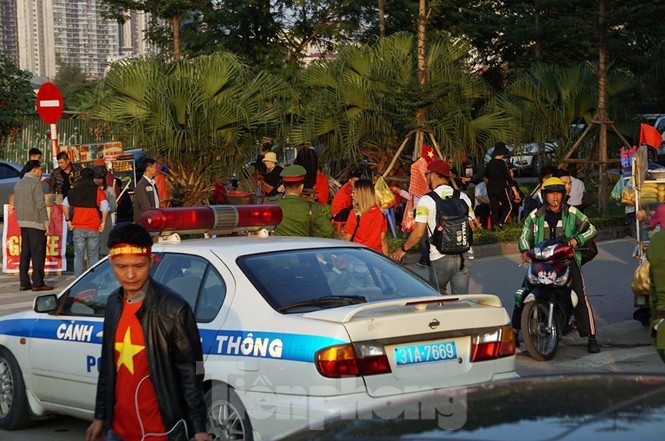 Các ngả đường về Mỹ Đình 'tê liệt' trước trận Việt Nam vs Thái Lan