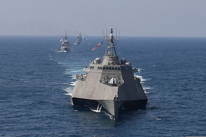 Mỹ điều tàu chiến áp sát Đá Vành Khăn, thách thức Trung Quốc