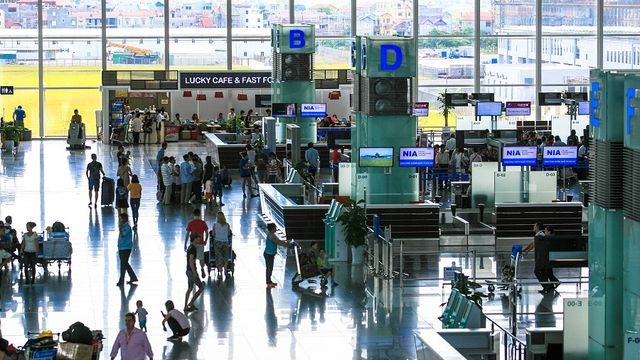 Camera an ninh 'tố' kiểm dịch sân bay 'cuỗm' 2.000 Euro của khách Tây