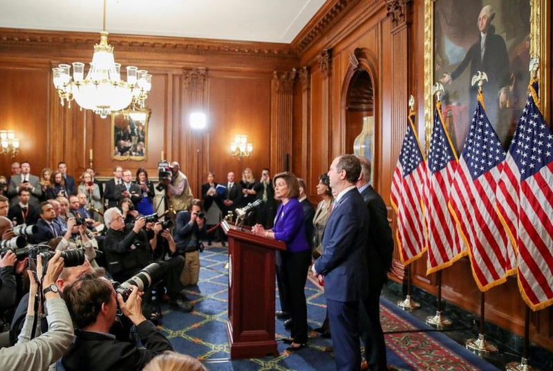 Chủ tịch Hạ viện Nancy Pelosi phát biểu tại cuộc họp báo ngày 10-12 công bố 2 cáo buộc với Tổng thống Donald Trump, bên cạnh một số lãnh đạo Dân chủ tại Hạ viện. Ảnh: REUTERS