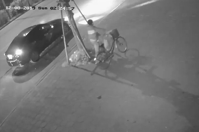 Hình ảnh trích xuất từ camera cho thấy tài xế ôtô có hành vi dắt xe đạp của nạn nhân khỏi hiện trường. Ảnh: Người nhà cung cấp.