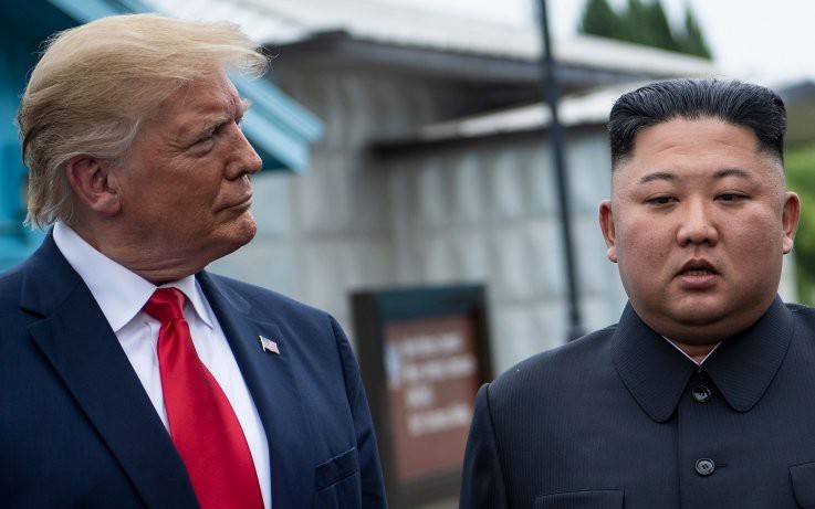 Tổng thống Mỹ Donald Trump và Nhà lãnh đạo Triều Tiên trong cuộc gặp ở khu phi quân sự liên triều tháng 6/2019. Ảnh: Newsweek