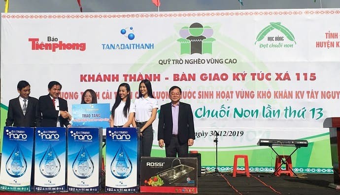 Lãnh đạo Tập đoàn Tân Á Đại Thành trao tặng quà Ký túc xá 115 dành cho các học sinh nghèo người dân tộc thiểu số tại xã Ea Dah, huyện Krông Năng, Đắk Lắk