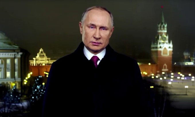 Tổng thống Nga Vladimir Putin nêu thông điệp năm mới trên truyền hình. Ảnh: Reuters.