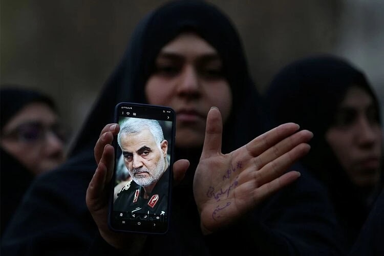 Người dân Iran giơ ảnh của ông Kassem Suleimani.