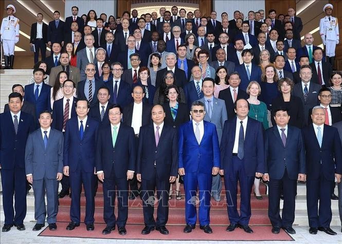 Thủ tướng Nguyễn Xuân Phúc, Chủ tịch ASEAN 2020 với các đại biểu tham dự buổi lễ. 